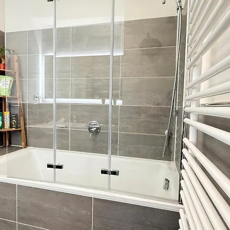 At A Prime Location - Near Messe Quarto em Acomodações Particulares *