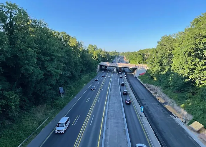 At A Prime Location - Near Messe Séjour chez l'habitant